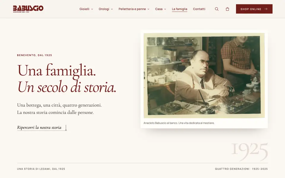 Pagina della storia: “Una famiglia. Un secolo di storia.” con una fotografia d’archivio al banco